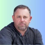 Casual headshot of Robbie Mac against a gradient background.